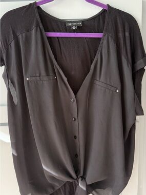 Fortune + Ivy Black V-Neck Button Front Tie-Hem Blouse